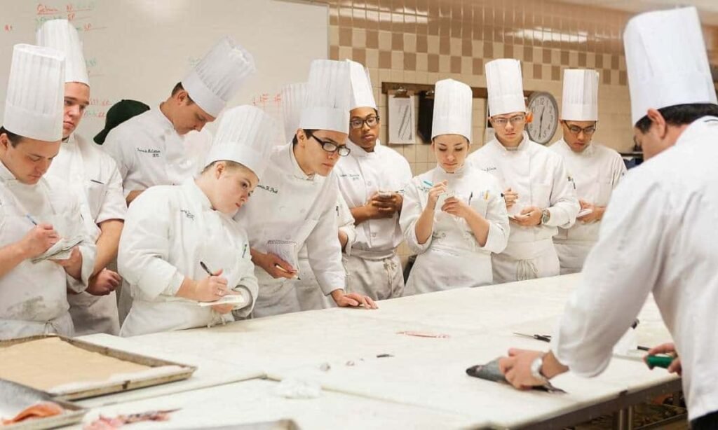 Online Culinary School vs Traditional Culinary School: Which Offers Better Career Opportunities?