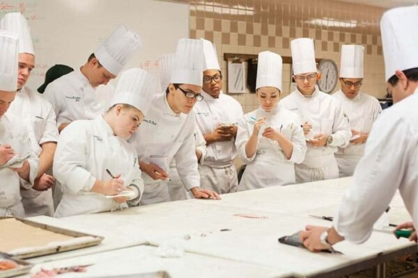 Online Culinary School vs Traditional Culinary School: Which Offers Better Career Opportunities?